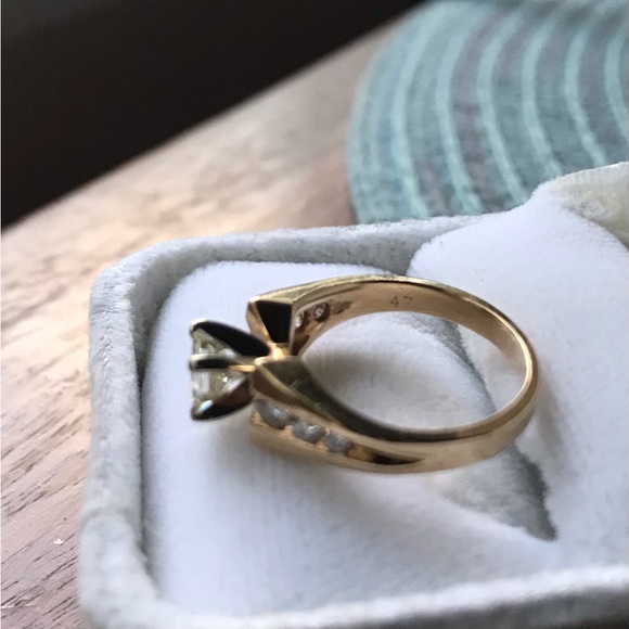Diamond Ring- 14k Yellow Gold - Picture 3 of 11